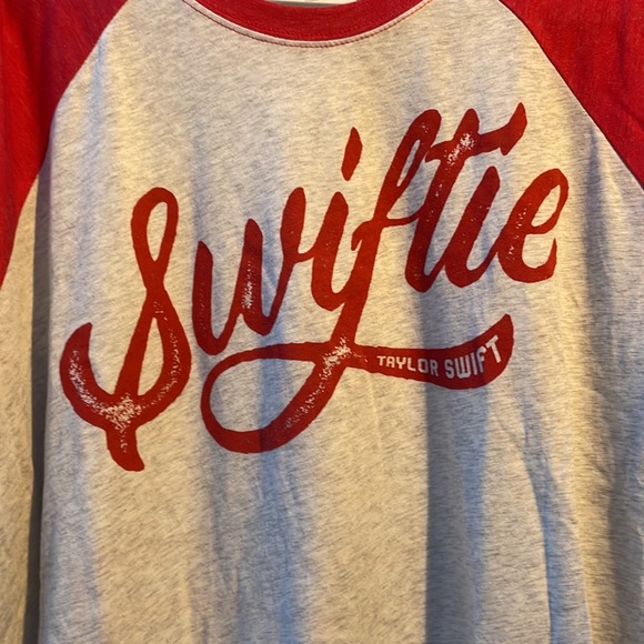 🆕🔥 Original Taylor Swift Swifty T shirt - Picture 2 of 6